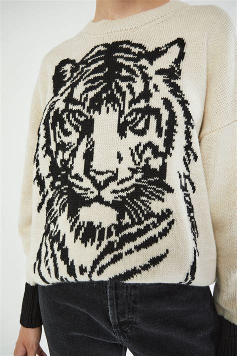 maglia versace con tigre|Maglia in cachemire con cristalli Iconic Crest .